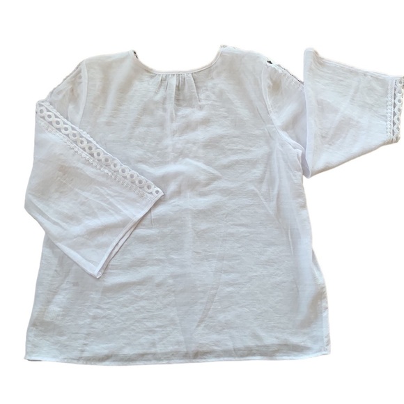 White‎ V-Neck Bell Sleeve Blouse with Eyelet Lace Trim Size M - Picture 5 of 9